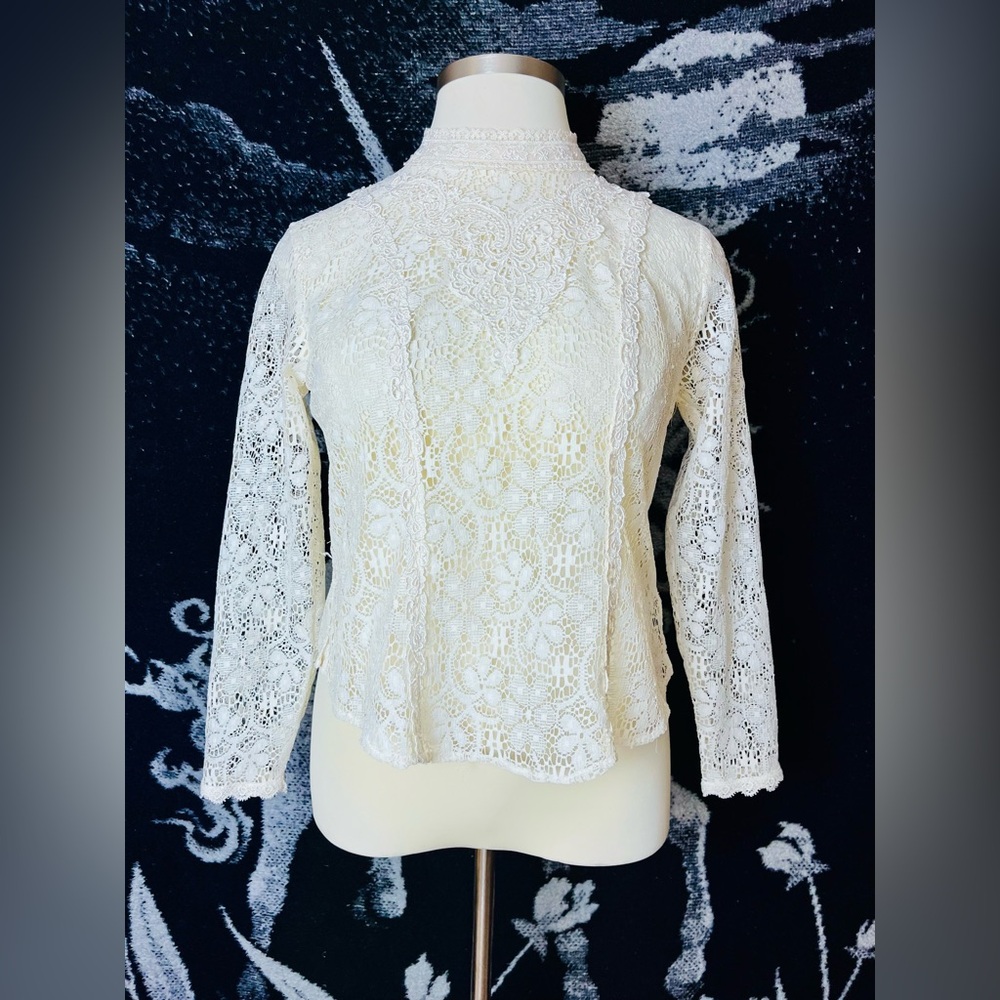 LAST CHANCE 🌈 VTG 1980s Elegant Lace Ivory Button-Back Top